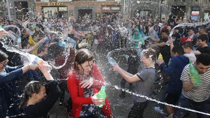 На площі Ринок у Львові святкували поливаний понеділок. Фото, відео