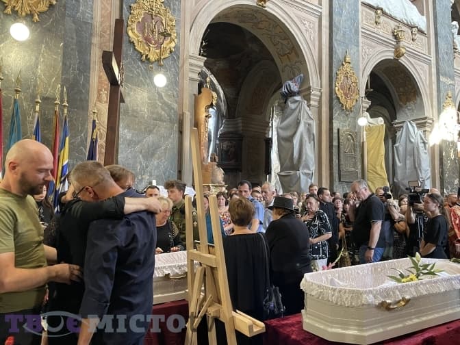«Сьогодні Львів плаче, Львів сумує». У місті попрощалися з родиною Базилевичів. Підсумки доби