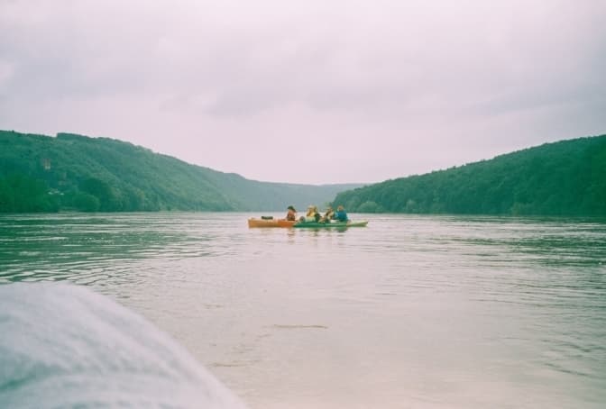 Байдарки на річці Дністер
