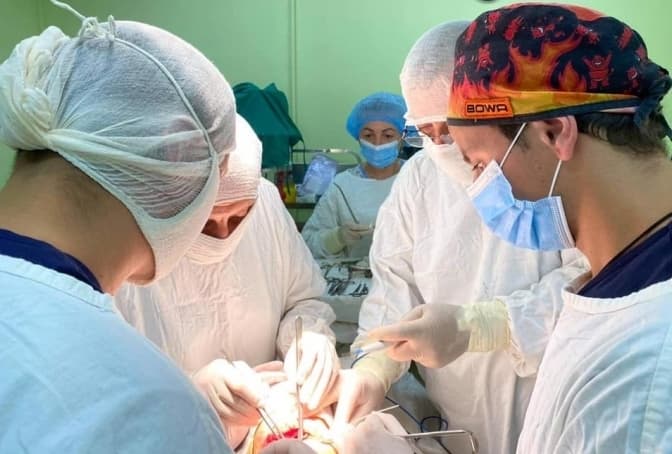 Менше болю і розрізів. «Охматдит» отримав сучасну техніку для ендоскопічних урологічних операцій