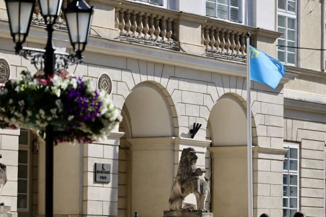 У центрі Львова підняли кримськотатарський прапор