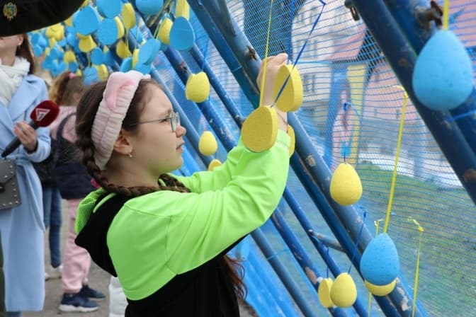 Львів'ян запрошують відвідати інсталяцію з крашанок «Великодній коридор життя»