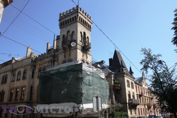 Чому затримується реставрація замку на Чупринки. Фото