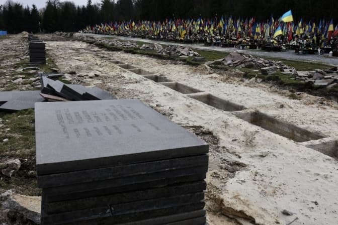 У Львові досліджують останню частину давніх поховань: в землі знайшли надгробки