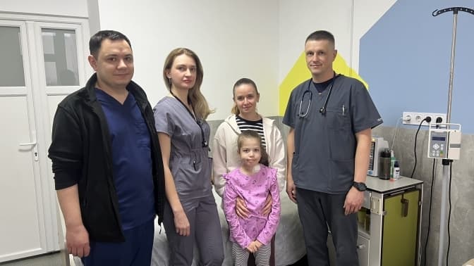 У Львові врятували дівчинку з трансплантованою від мами ниркою. Дитина хворіла на важку пневмонію