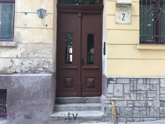 На площі Старий Ринок у Львові відкрили відреставровану браму. Фото