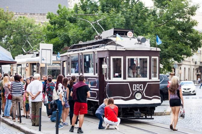 Фото дня: у Львові відбувся парад ретро-трамваїв