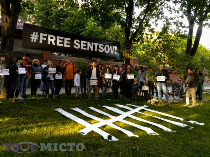 Львівські митці вийшли на акцію підтримки Олега Сенцова. Фото