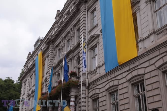 Як у Львові урочисто підняли державний стяг на честь свята. Фото