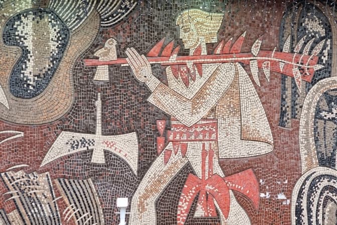 Волонтери відмили від бруду, графіті та оголошень мозаїчні панно на Печерську