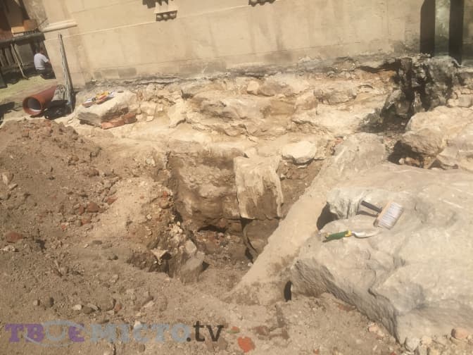 Біля собору святого Юра у Львові віднайшли ймовірний фундамент церкви XV ст. Фото