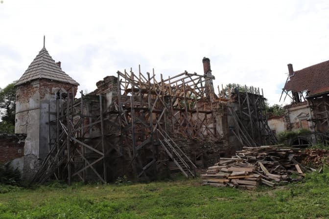 Поморянський замок на Львівщині просять внести в державну програму реставрації