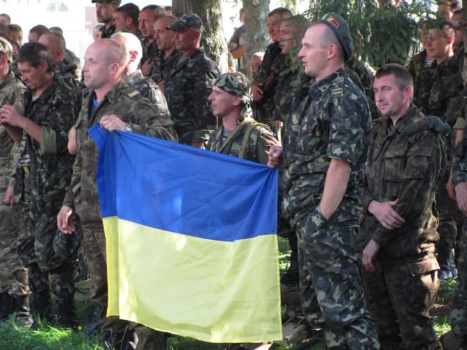 На полігоні у Яворові діти та військові залишили синьо-жовті відбитки долонь