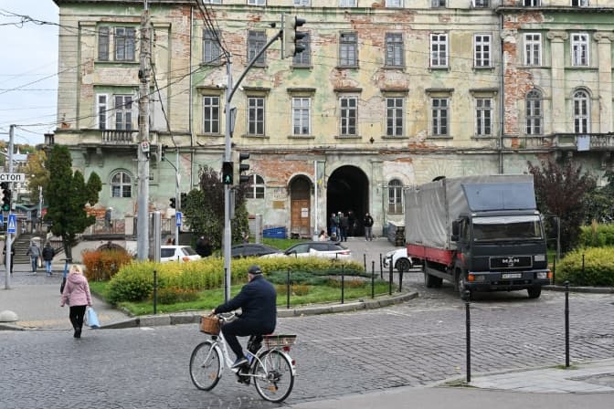 Працівники почали монтувати риштування біля фасаду театру