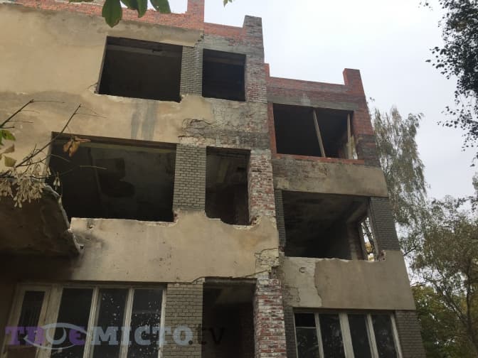 В елітному районі Львова забудовник самочинно реконструює будинок ХХ століття