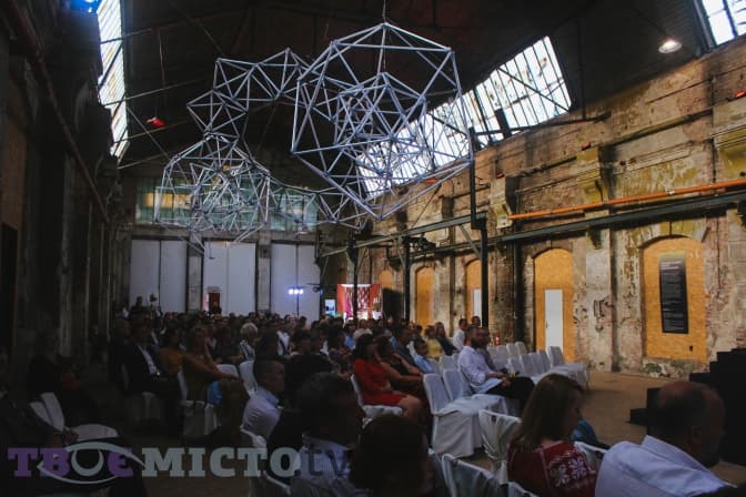 Як у Львові слухають Моцарта у колишньому трамвайному депо. Фото