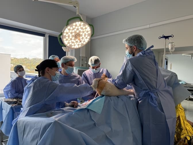 Не могла ходити. У Львові жінці замінили два кульшових суглоби