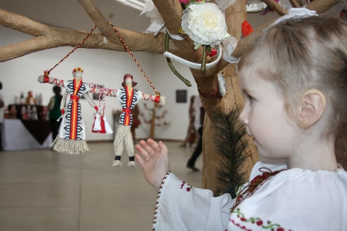 У Львові ляльки-мотанки присвятили Євромайдану та єднанню України