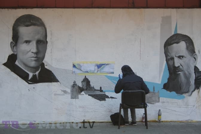 У Львові на стіні ринку художник малює графіті із Шептицьким. Фото