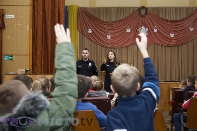 Львівські патрульні навчали школярів правил дорожнього руху. Фото