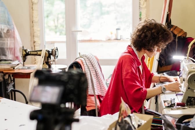 «Нове життя старих речей». В Україні запустили освітню онлайн-програму про переробку одягу