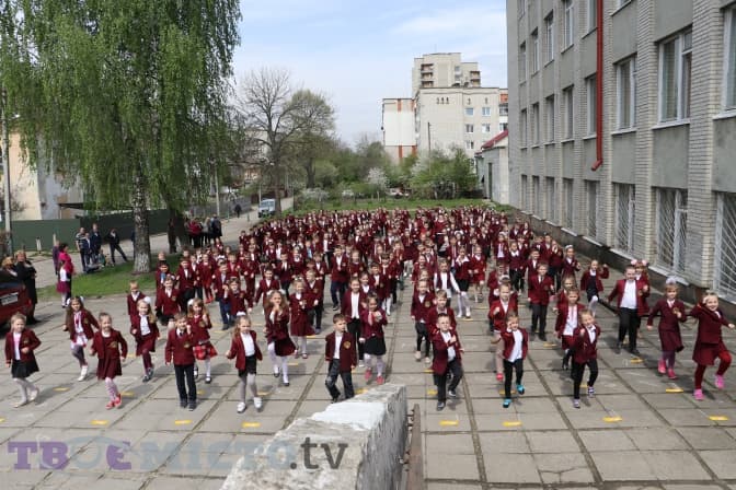 380 львівських школярів взяли участь у флешмобі «Ранкова зарядка». Фото