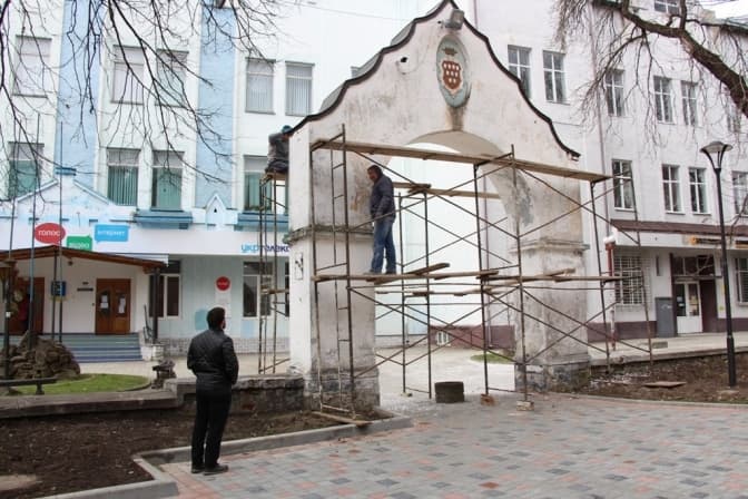 На Львівщині реставрують арку біля костелу Святого Варфоломія. Фото