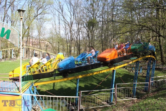 У парку культури запускають атракціони. Ціни