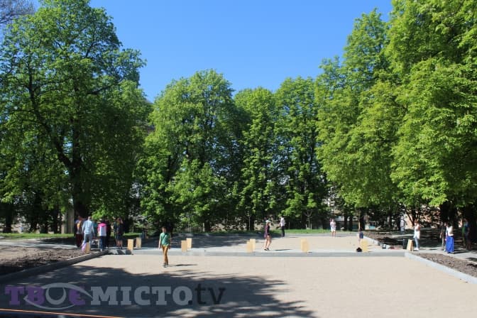 У сквері На валах відкрили майданчик для гри в петанк. Фото