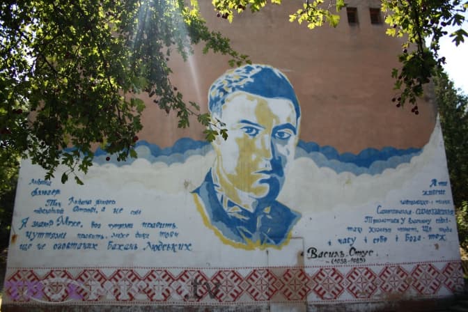 Студенти коледжу Труша відновлять мурал на львівському ліцеї Стуса