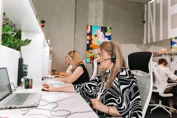 «Це Юля, а не робот!» Як у Львові працює ветеранська лінія