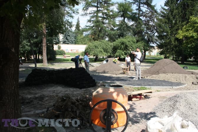 Дитячий майданчик біля собору святого Юра відкриють пізніше, ніж планувалося. Фото