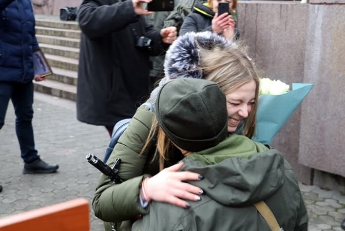 У центрі Львова нацгвардієць під час присяги освідчився коханій. Фото