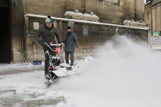 «Гарно, але в робочий час дорого». Депутати – про акцію з прибиранням снігу від Садового