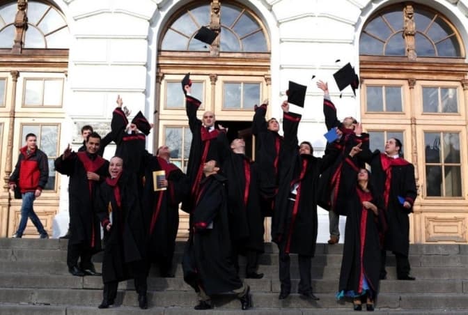 Українським коледжам та університетам рекомендують завершити навчальний рік достроково