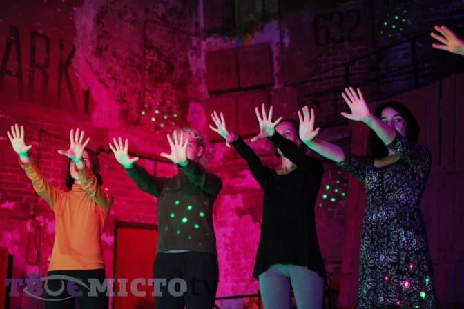 У театрі Лесі ввечері танцюють невідомі. Фото