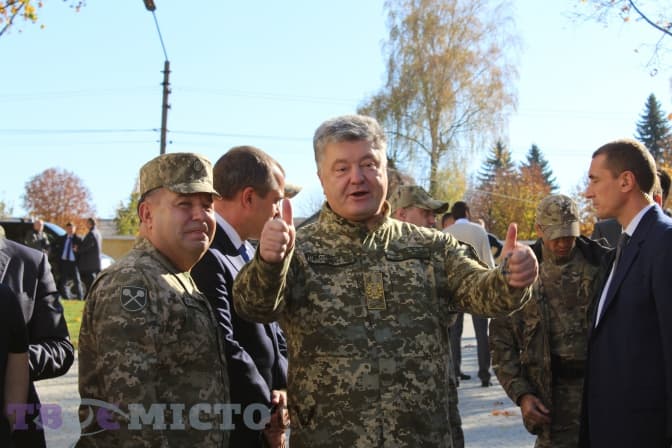 Петро Порошенко на Львівщині оглянув нові гуртожитки для військових. Фоторепортаж