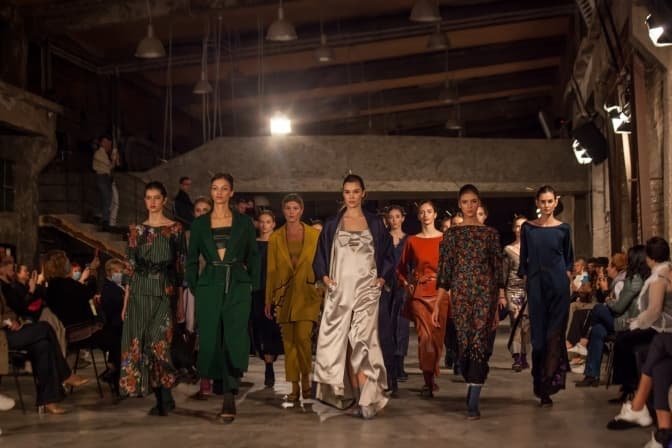 Натуральні тканини, східні орієнтири і маски. Чим запам'ятався завершальний день тижня моди у Львові