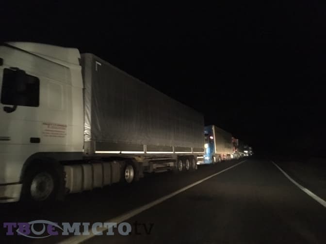 На кордоні Львівщини утворились кількакілометрові черги з вантажівок