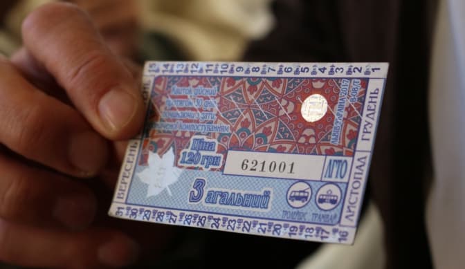 Водії електротранспорту Львова будуть продавати місячні проїзні картки