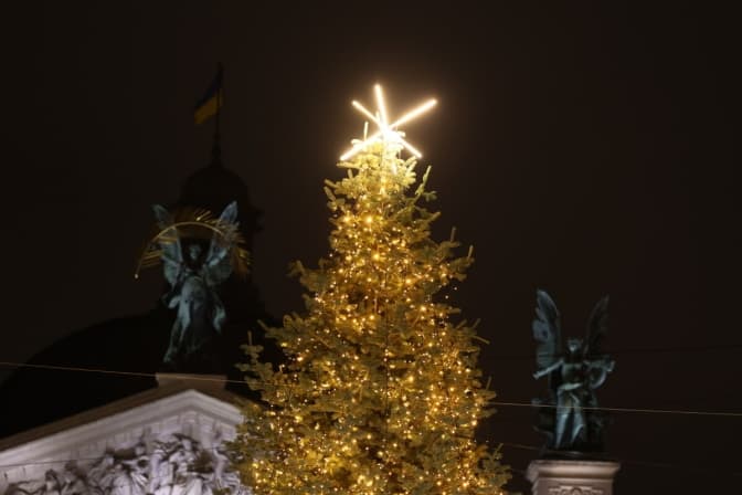 У Львові урочисто засвітили головну ялинку: який вигляд має різдвяне дерево (фото)