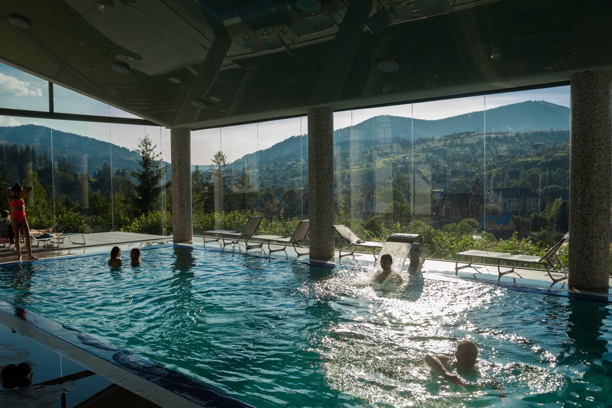 «Море» серед гір. Де позасмагати та поплавати у басейнах у Славську