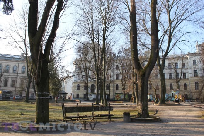 Завтра у Львові розпочнуть роботи у сквері св. Юра: різатимуть дерева, прокладатимуть дорогу