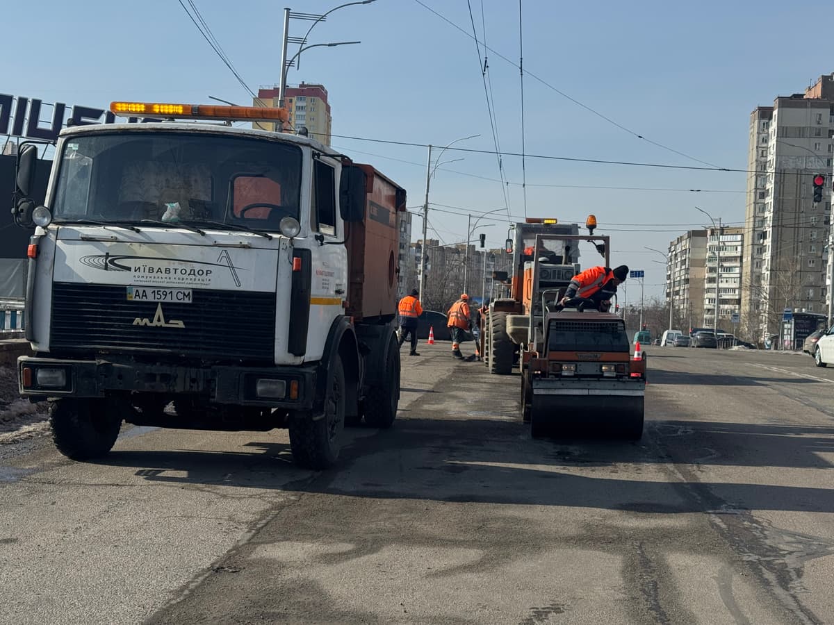 У Києві триває весняне очищення та ремонт доріг після зимового періоду