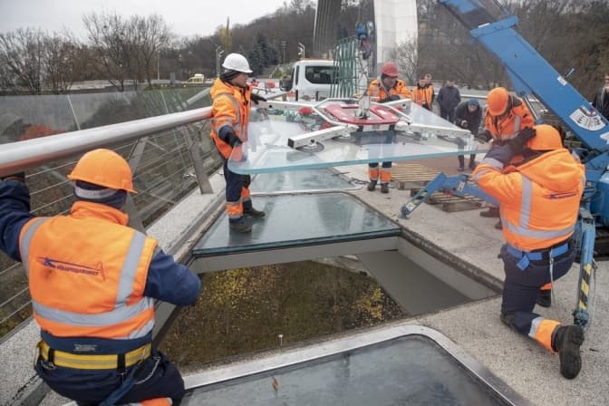 На вцілілому від російської атаки мосту в Києві замінюють скло