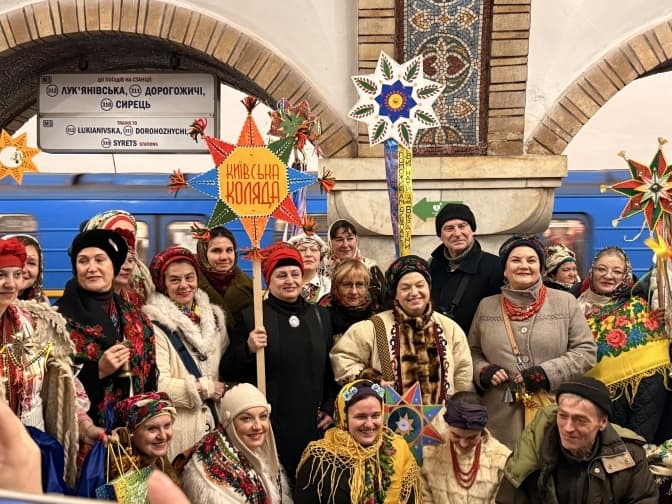 «Київська коляда» привітала пасажирів метро колядками на станції «Золоті Ворота»