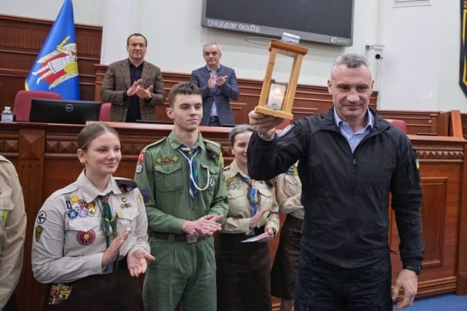 У Київраду принесли благодатний Вифлеємський вогонь