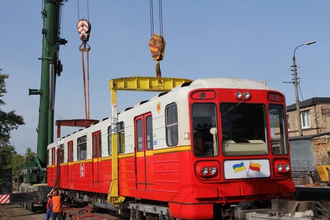 Варшава передала Києву ще 12 вагонів метро