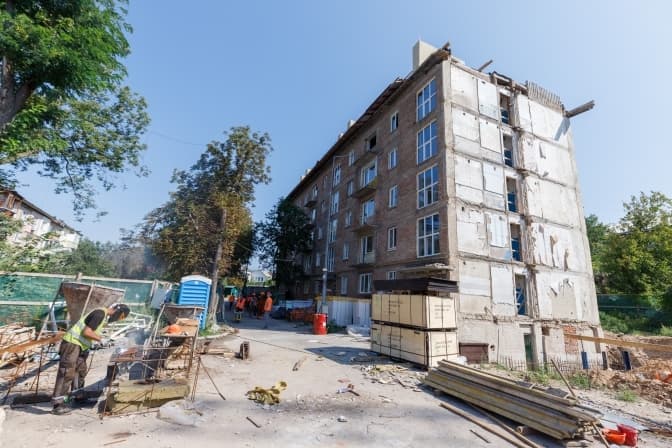 У Києві відновлюють 3 під'їзди багатоповерхівки, зруйновані російською ракетою в липні 2024 року