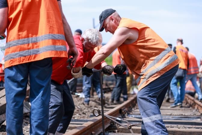 Київське метро відновило рух на червоній лінії після обстрілів: поїзди курсують у звичайному режимі